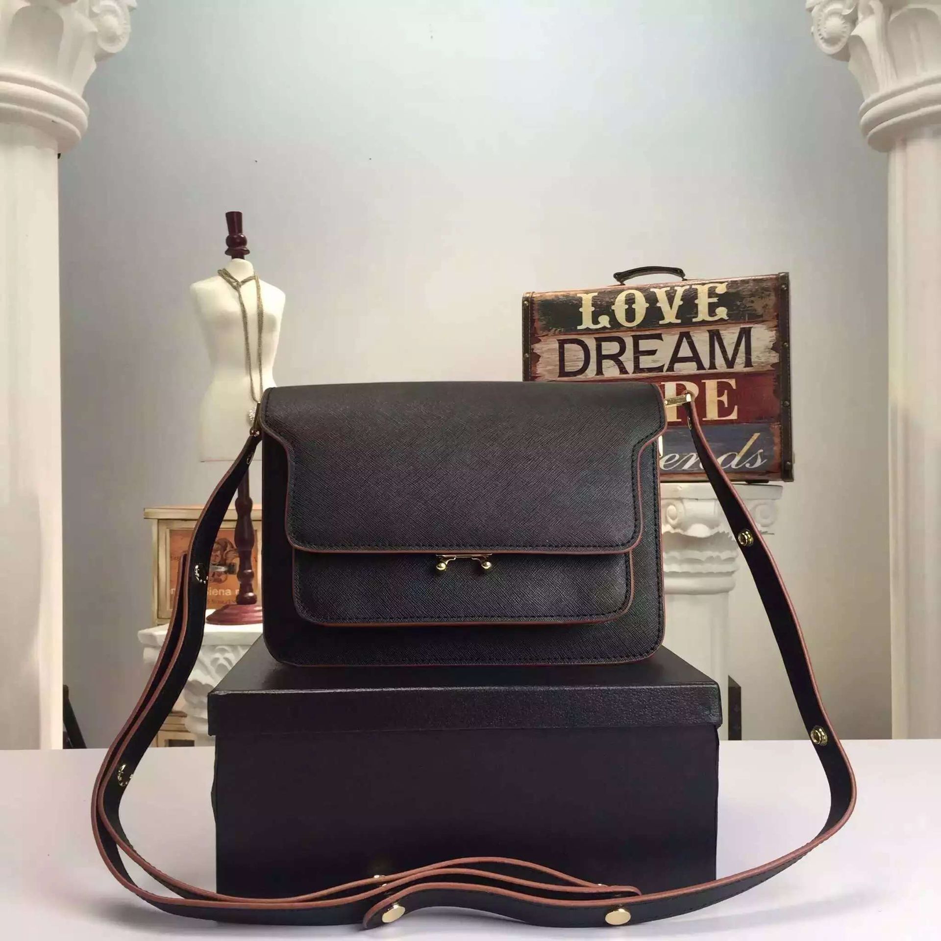 Marni Original Leather Shoulder Bag M2091 Black