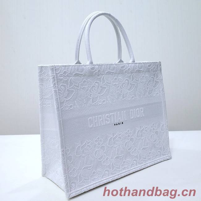 DIOR BOOK TOTE Embroidery C1286-33 white