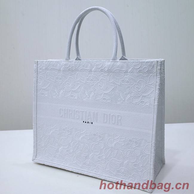 DIOR BOOK TOTE Embroidery C1286-33 white