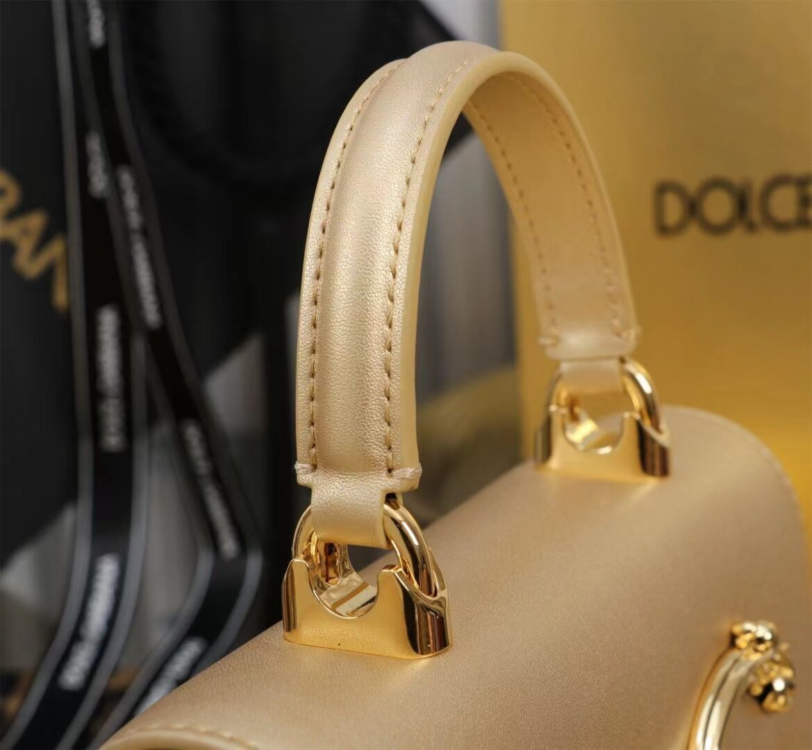 Dolce & Gabbana leather Shoulder Bag G6504 gold