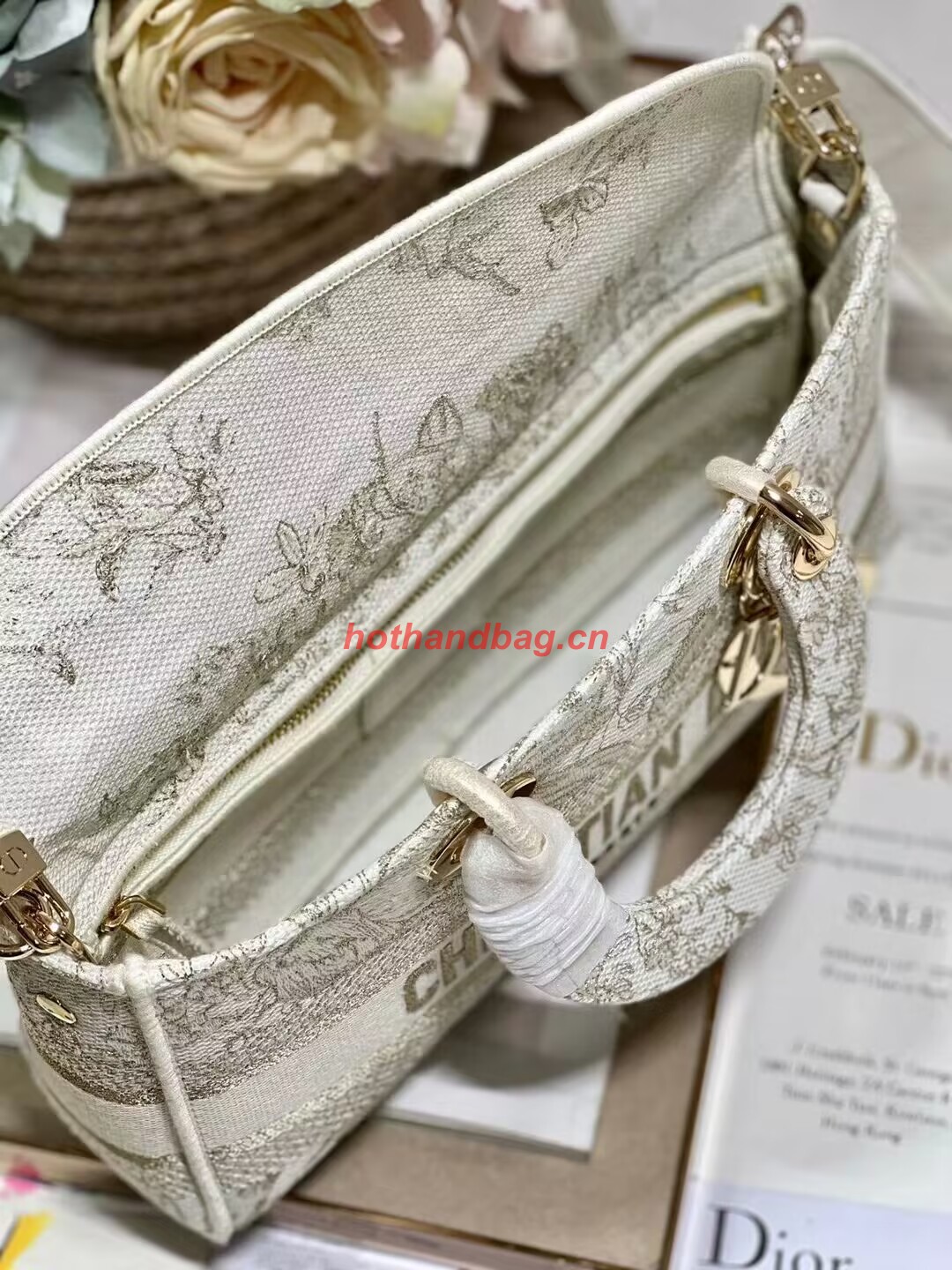 Dior MEDIUM LADY D-JOY BAG Multicolor Petites Fleurs Embroidery M0540OD Dior MEDIUM LADY D-JOY BAG Multicolor Petites Fleurs Embroidery M0540OD