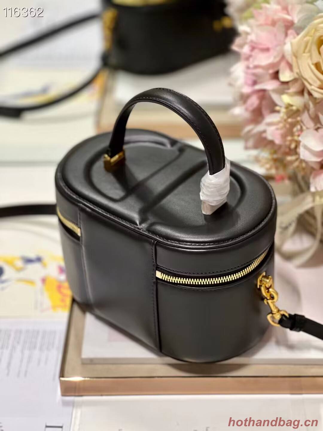 SMALL CD SIGNATURE VANITY CASE Calfskin with Embossed CD Signature S2203UMFV Black SMALL CD SIGNATURE VANITY CASE Calfskin with Embossed CD Signature S2203UMFV Black