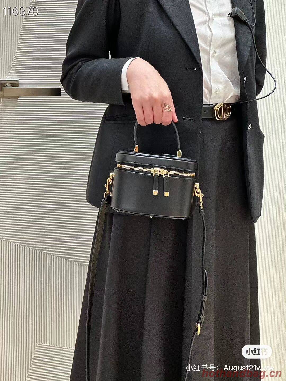 SMALL CD SIGNATURE VANITY CASE Calfskin with Embossed CD Signature S2203UMFV Black SMALL CD SIGNATURE VANITY CASE Calfskin with Embossed CD Signature S2203UMFV Black