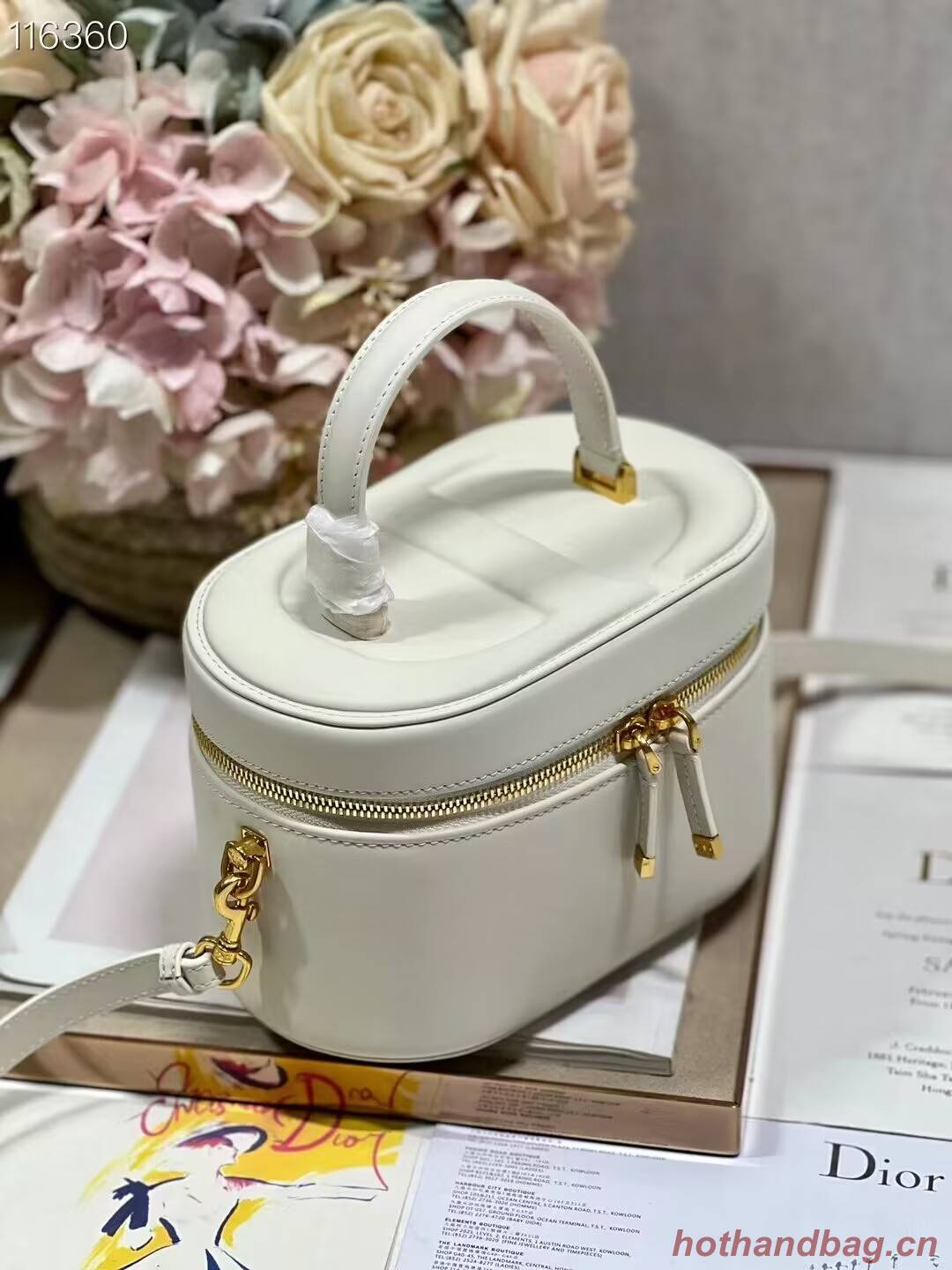 SMALL CD SIGNATURE VANITY CASE Calfskin with Embossed CD Signature S2203UTZQ Latte SMALL CD SIGNATURE VANITY CASE Calfskin with Embossed CD Signature S2203UTZQ Latte