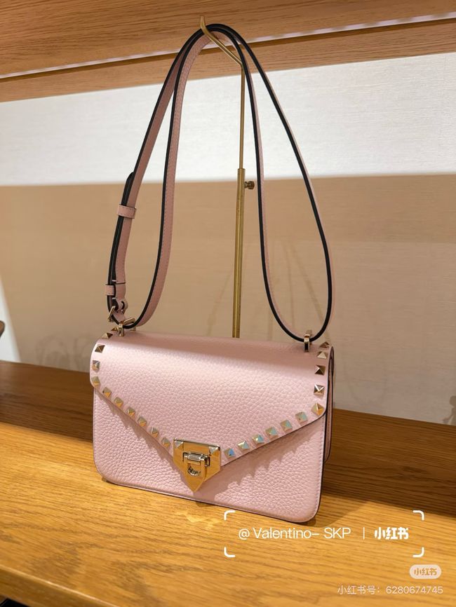 VALENTINO ROCKSTUD Small grained calfskin Shoulder Bag B0T76 pink VALENTINO ROCKSTUD Small grained calfskin Shoulder Bag B0T76 pink