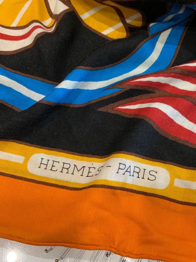 Hermes cashmere Triangular bandage H36117-1