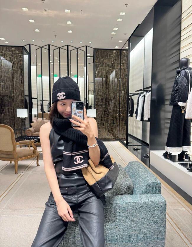 Chanel Wool & Cashmere scarf B25976-1