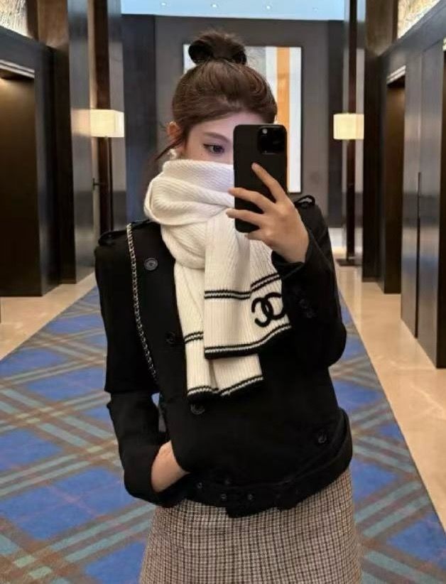 Chanel Wool & Cashmere scarf B25976-2