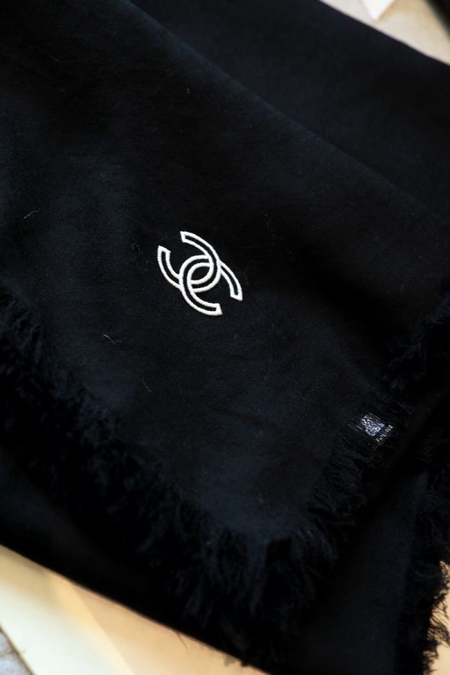 Chanel cashmere scarf B25979-2