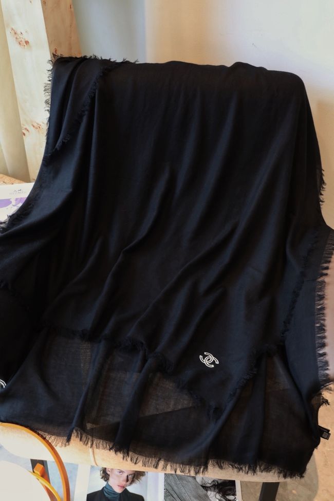 Chanel cashmere scarf B25979-2
