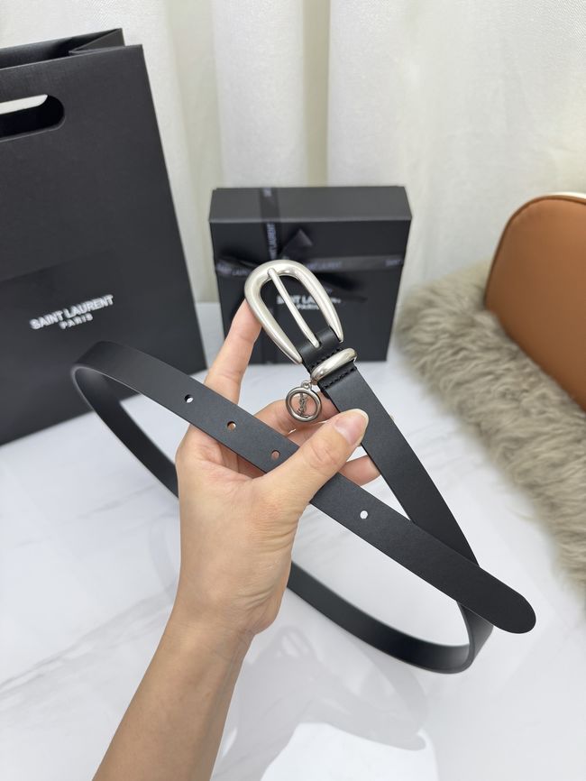 Saint Laurent CASSANDRE charm elongated buckle thin belt in leather S2596-3