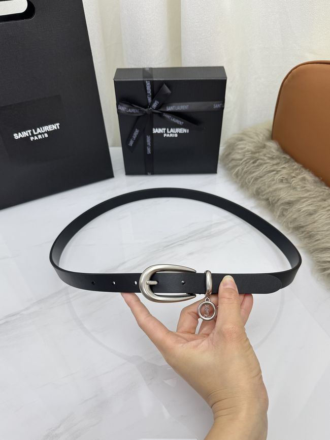 Saint Laurent CASSANDRE charm elongated buckle thin belt in leather S2596-3