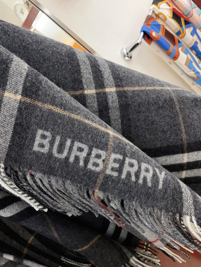Burberry Cashmere cape BU0032-1 Burberry Cashmere cape BU0032-1